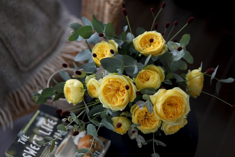 黄色い秋バラのアレンジ
