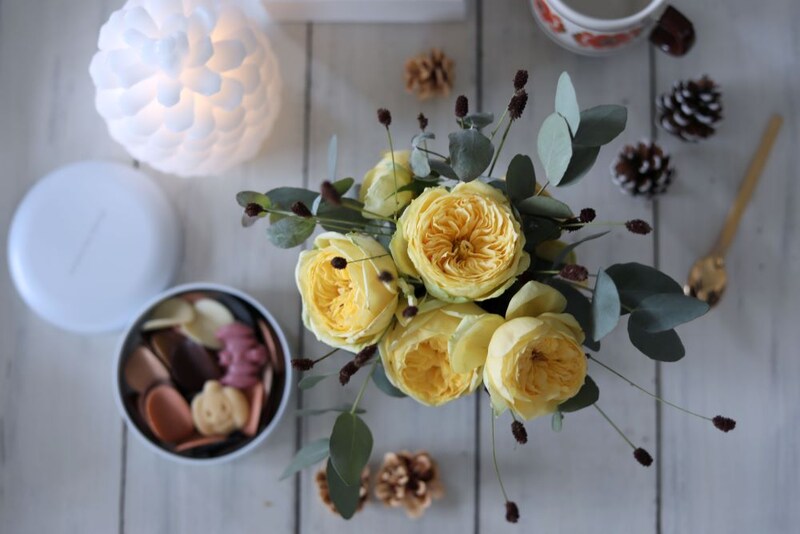 黄色い秋バラのテーブルアレンジ