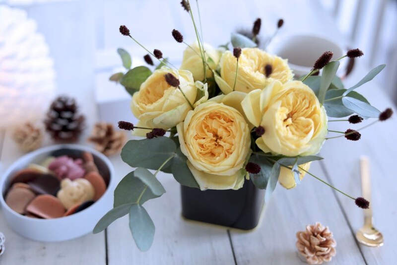 黄色い秋バラのテーブルアレンジ