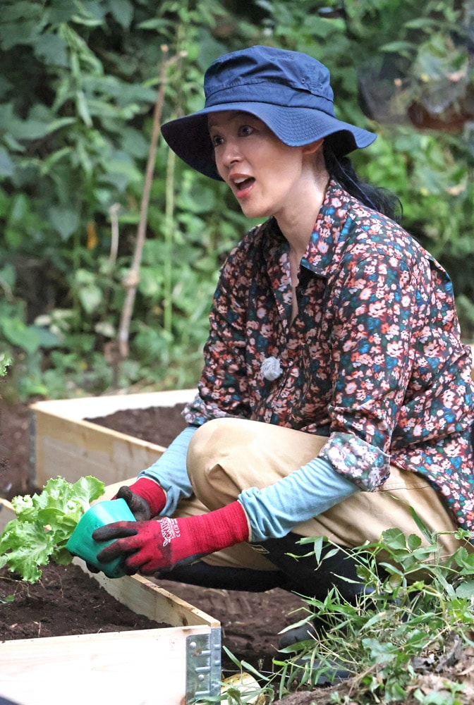 畑作りのポイントを教わり驚きの黒谷さん。