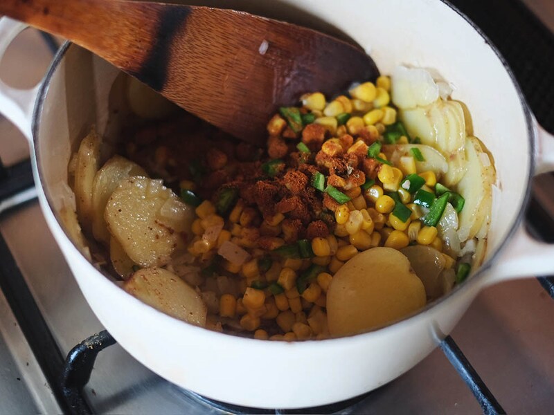 材料を加えて煮込む