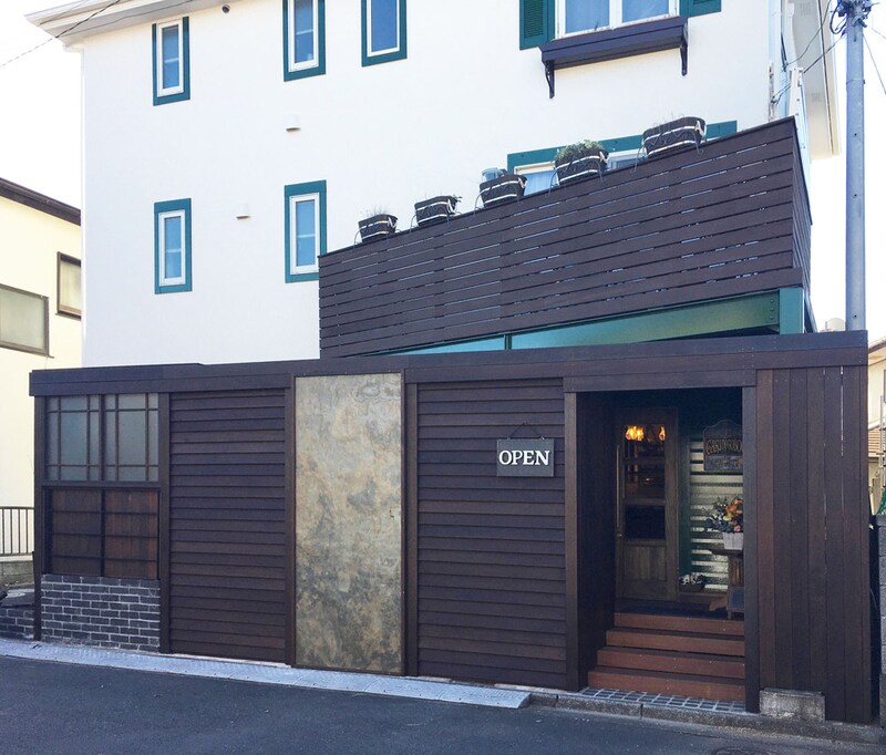 焦げ茶色をベースにしたレトロな雰囲気のファサード（建物正面）。