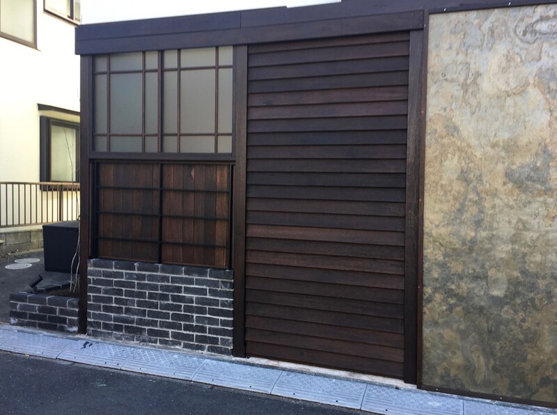 鎧戸のような壁や窓の桟など、デザインを構成する要素がじつにレトロ。