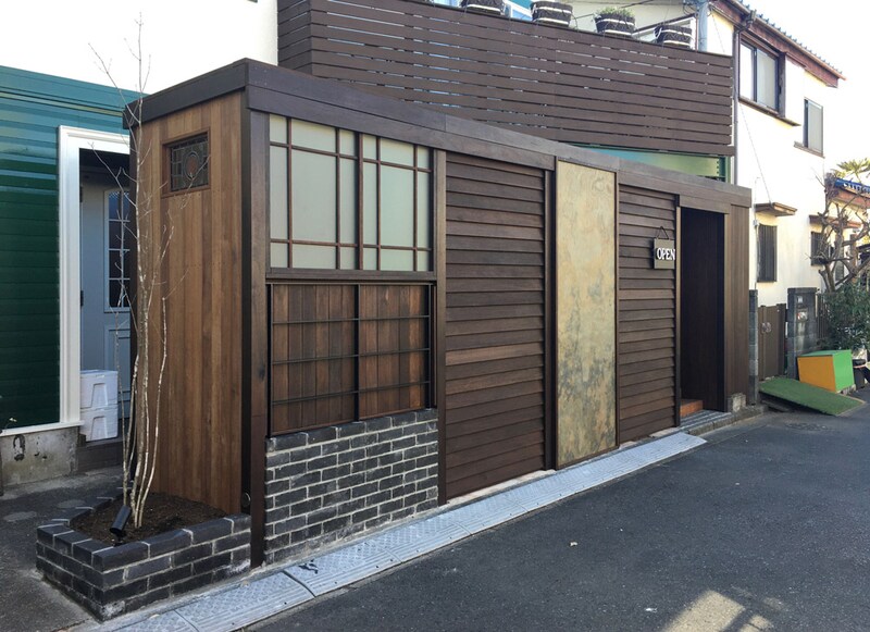 写真左側に設置された黒タイルの花壇。