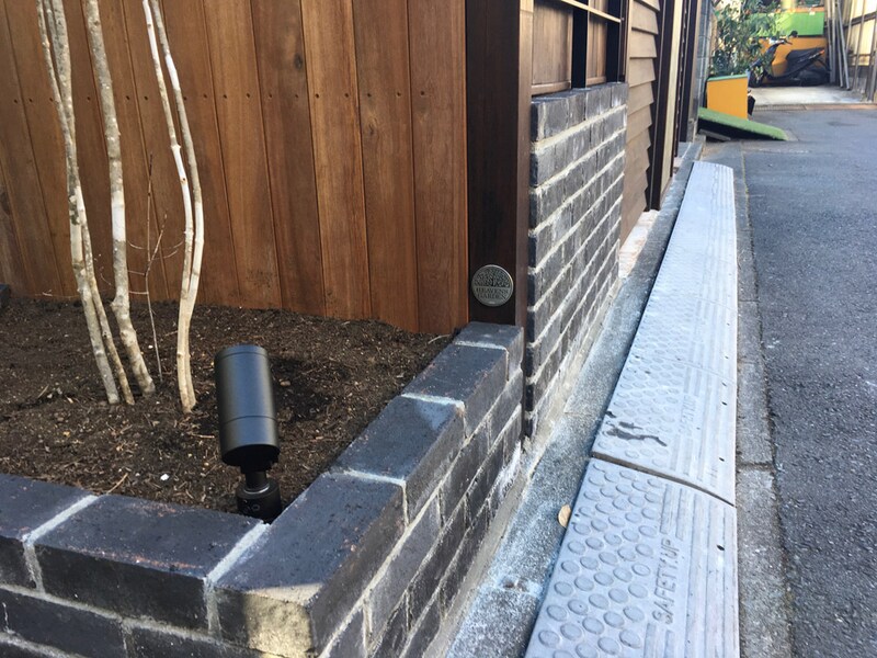 柱の下部には何やら小さな丸が…。