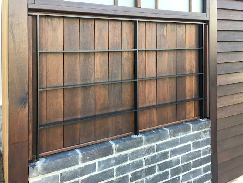 水平に渡した黒いフラットバー（平鋼）がポイント。