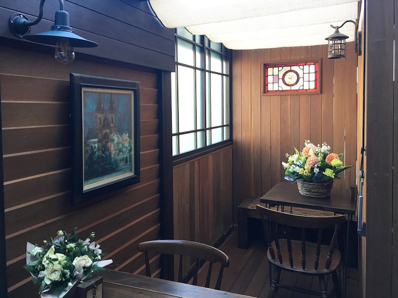 まるで室内のようなテラス席のスペース。