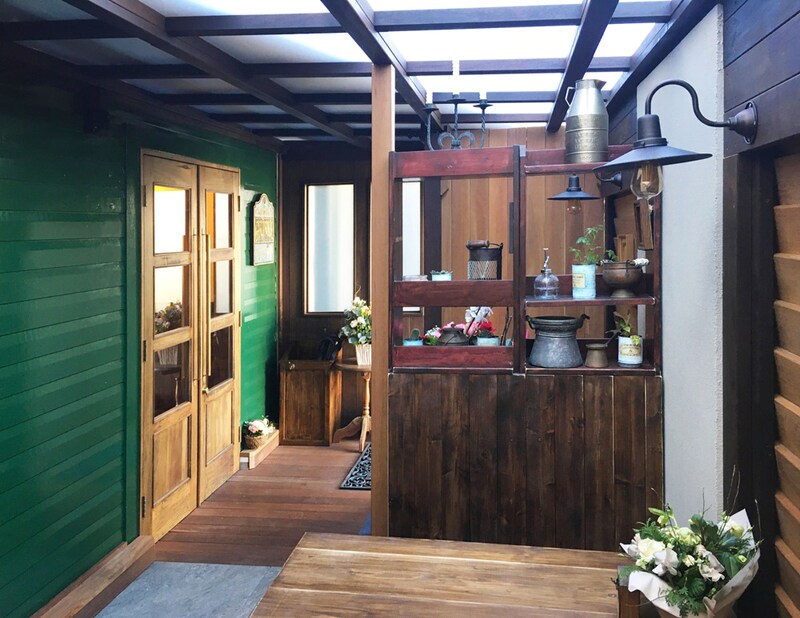 出入り口の扉のすぐ前がテラス席。