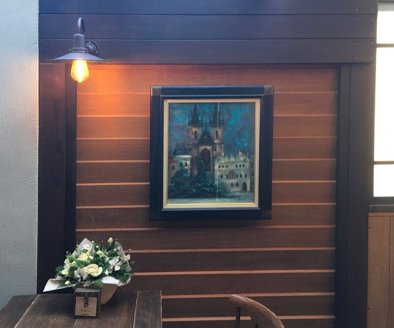 この場所にしっくり馴染む額縁の絵も素敵。