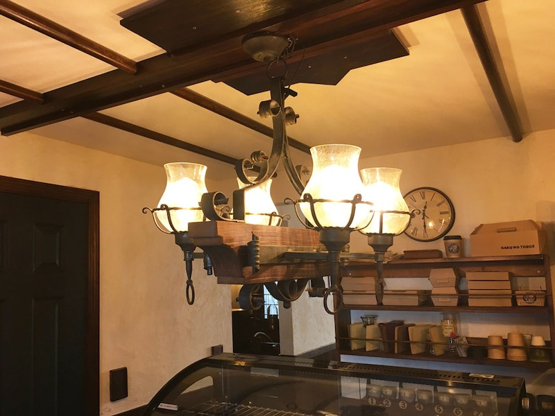 入り口付近に灯るアンティークなシャンデリア。