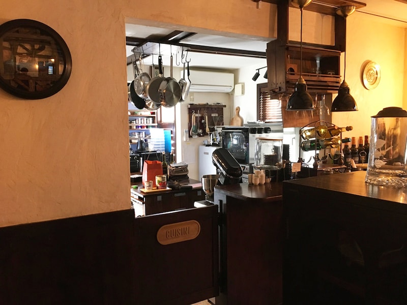 オーナーのご厚意で、特別に厨房出入り口を見せていただきました。厨房はまるで外国のお店みたいですね！