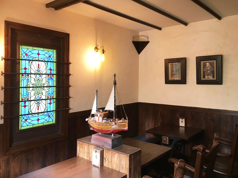 店内の窓や船の置物など、どこを切り取っても素敵な装飾の数々。