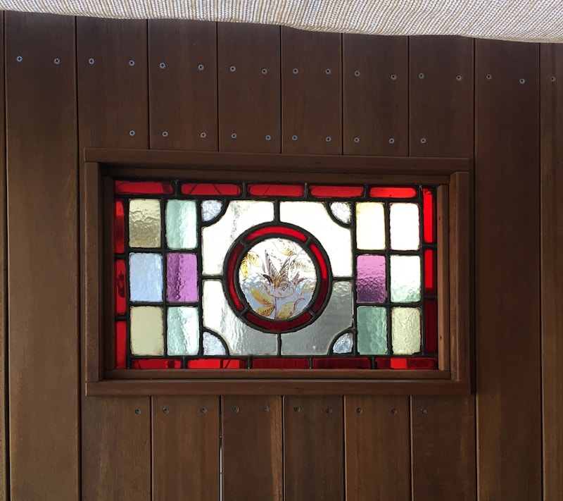 内側から見るステンドグラスは、光を透かしてひときわ鮮やか。