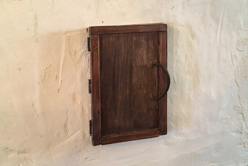 小さな扉を開けると…