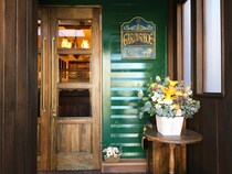 アンティークテイストの参考に！ 愛犬と一緒に入れるおしゃれなカフェの外構＆内装デザインアイデアを拝見