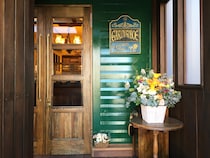 アンティークテイストの参考に！ 愛犬と一緒に入れるおしゃれなカフェの外構＆内装デザインアイデアを拝見