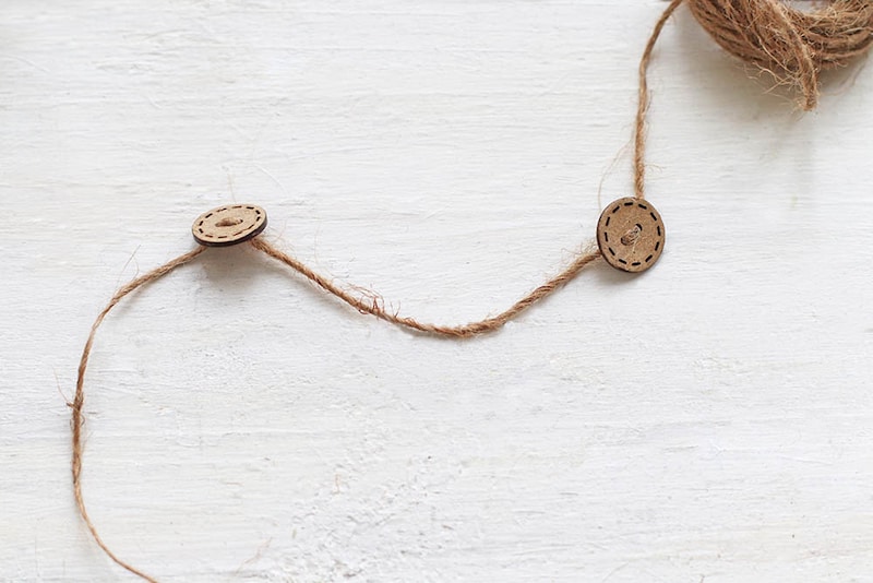 ボタンに麻紐を通す