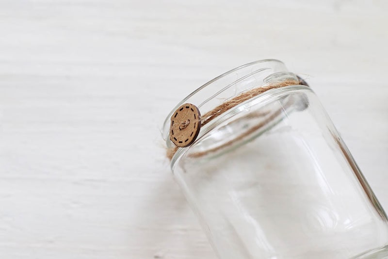 麻紐を容器に結ぶ