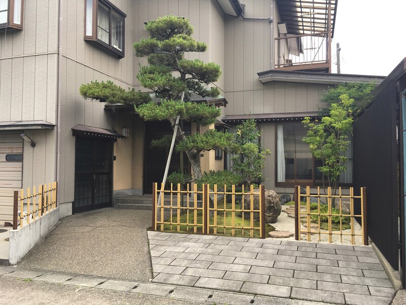 “見せて隠す”入り口の四ツ目垣