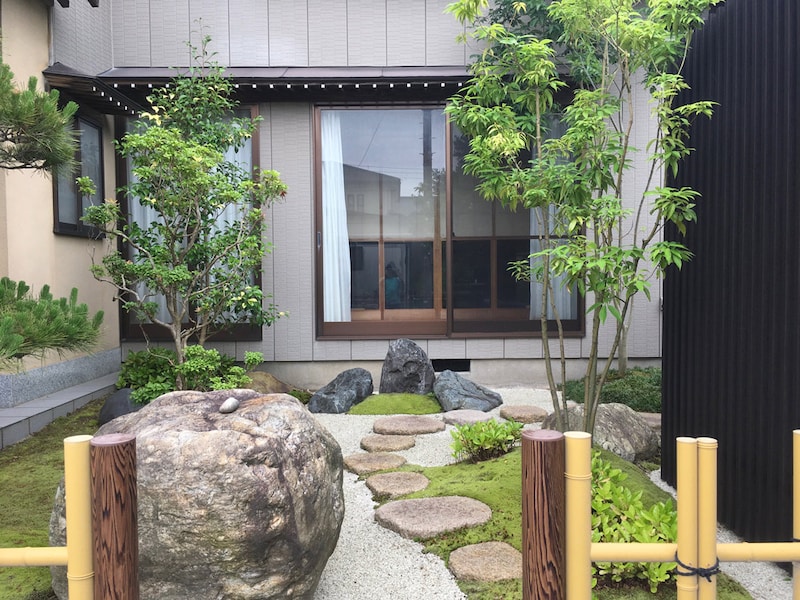 飛び石を歩きながら左右の景石や植栽を眺める。