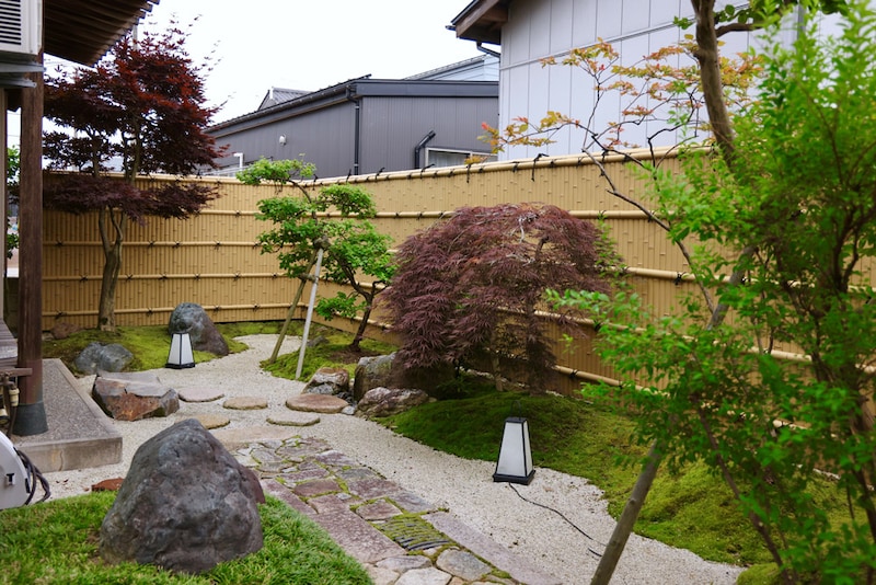 建仁寺垣のある和風庭園