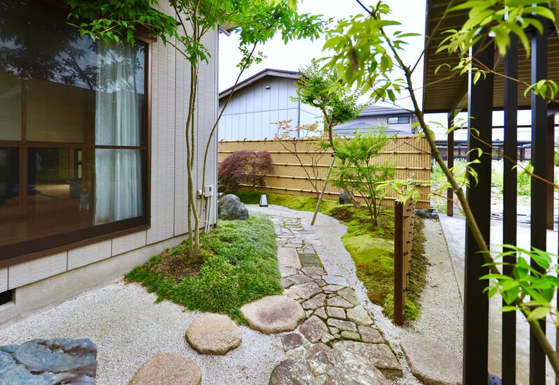 飛び石と延べ段、コケの築山の共演