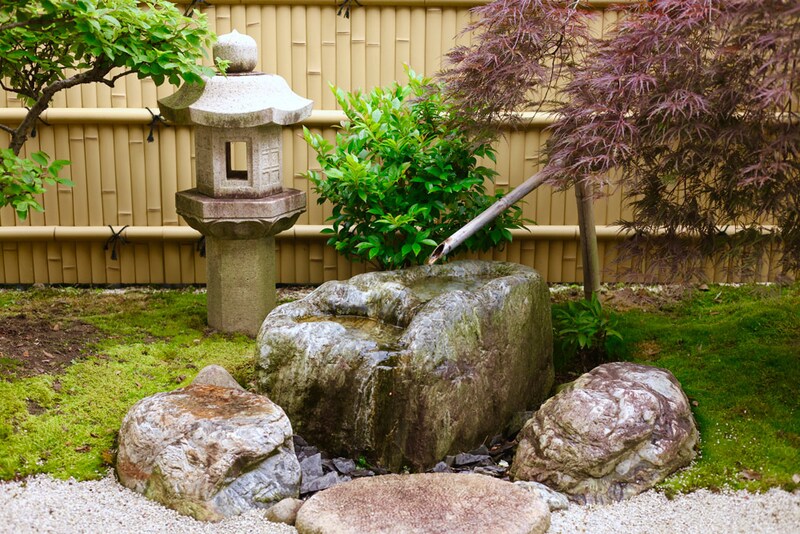 灯籠、筧、手水と景石