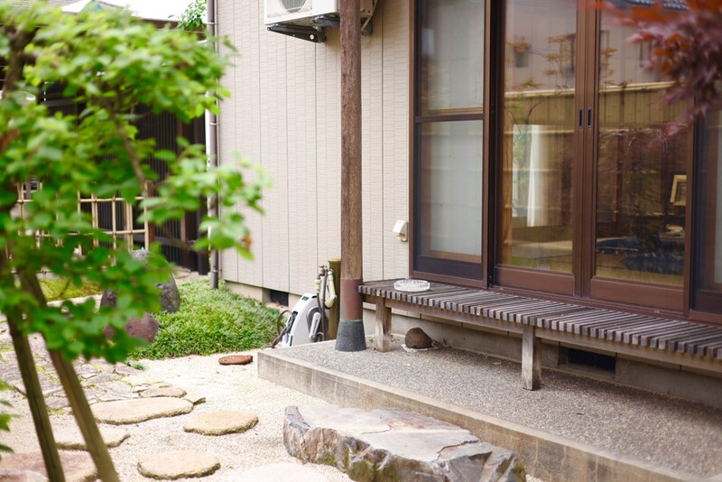 濡れ縁と飛び石