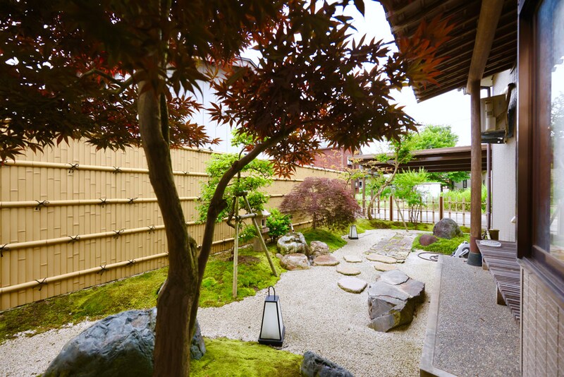 手前のノムラモミジの植栽で生きる遠近感