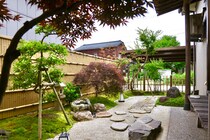 【実例】縁側のある庭｜飛び石・垣根・苔で魅せる追憶の和風庭園