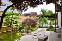 【実例】縁側のある庭｜飛び石・垣根・苔で魅せる追憶の和風庭園