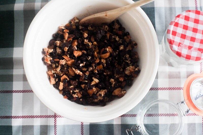 ミンスミート材料をすべて混ぜる