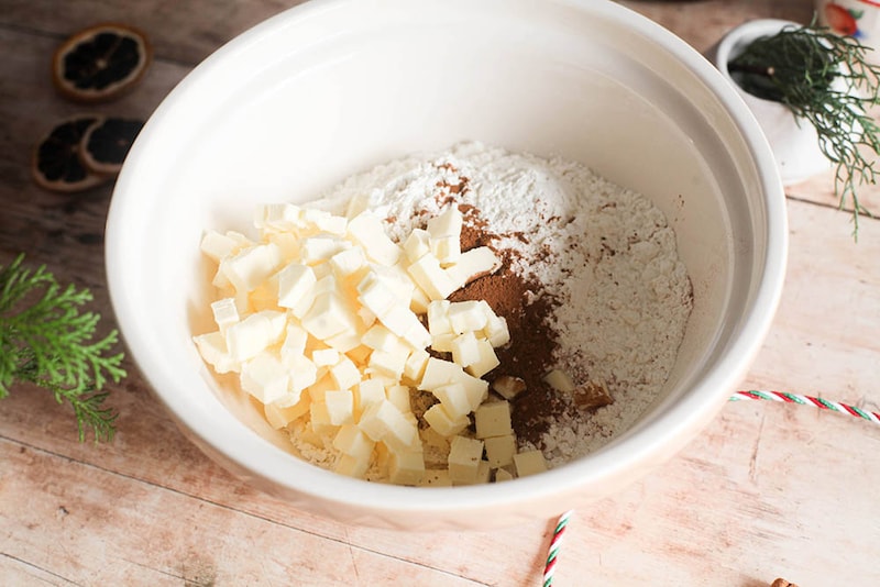 粉類とバターをボウルに入れる