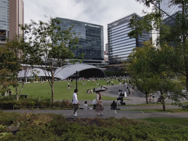 芝生広場で自由に過ごす人々。想定より多くの人が利用しており、芝生の養生回数が増えているという。