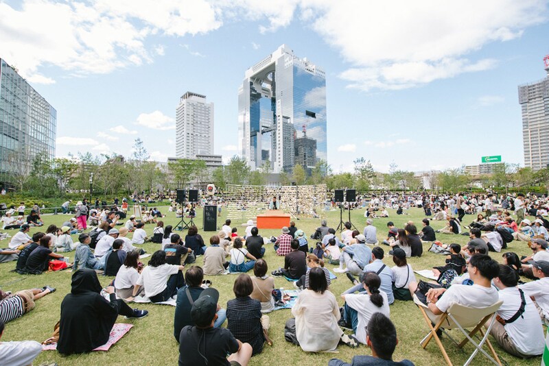 定期開催されているイベント「YOSETE UMEKITA」。芝生の上に座って落語を聞くという、ほかではできない体験ができる。(撮影:倉科直弘)