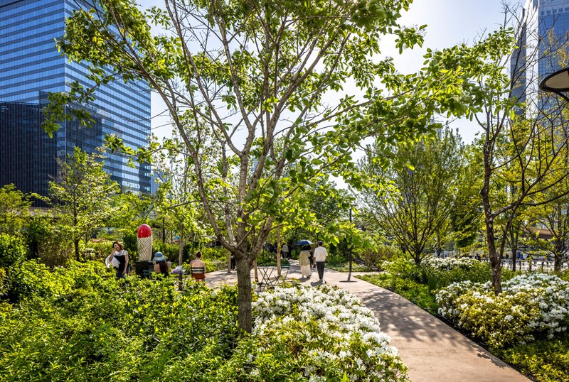 サウスパークの色彩ガーデン。日本在来の低木地被植物中心で、一年中花が見られる四季感あふれるガーデン。（写真：伊藤彰［アイフォト］）