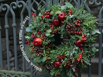 不器用さんでも失敗しない！ 挿すだけで“プロ級”クリスマスリースの作り方