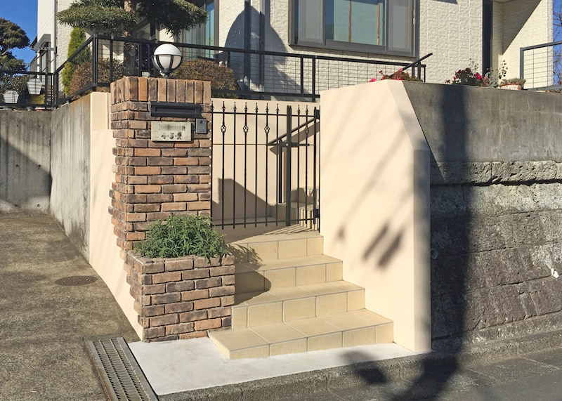 【実例拝見】高低差のある外構が劇的変身!“古い門まわり・アプローチ”が見違えるファサードリフォーム実例