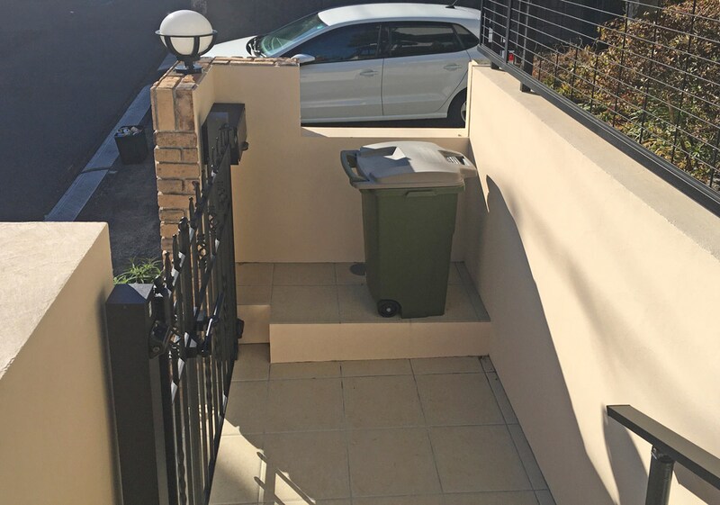 門柱の後ろのゴミ置き場。