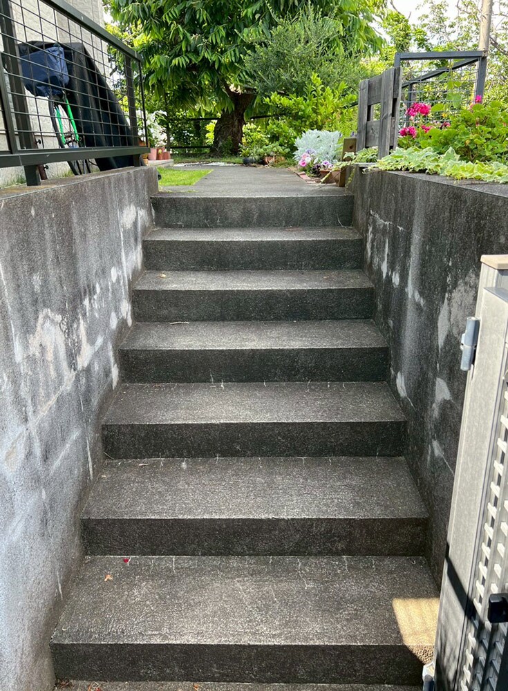 Before 長年の汚れで黒っぽく変化した階段。