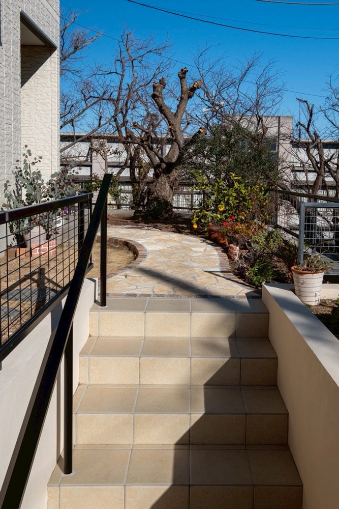 色調が明るくなった階段は、広々と感じられるように。