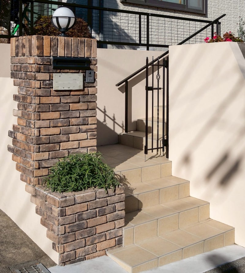 明るくきれいな印象になったリフォーム後の門まわり。