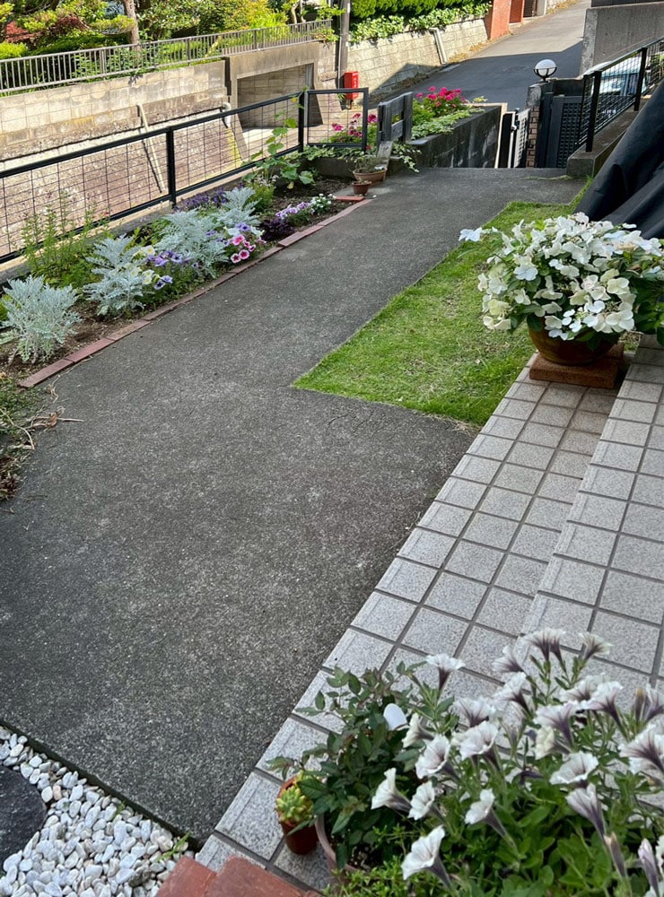 Before。土間コンクリートに直線のシンプルなアプローチ。