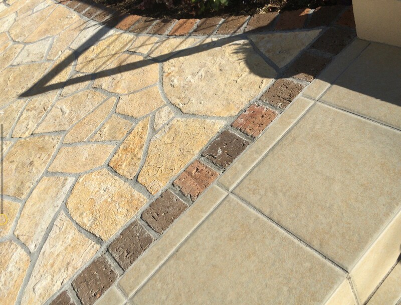 アプローチ床と階段との境界はレンガタイルで引き締め。