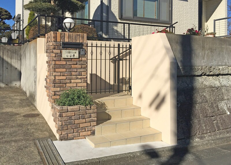 【実例拝見】高低差のある外構が劇的変身! “古い門まわり・アプローチ”が見違えるファサードリフォーム実例