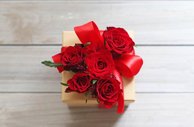 残りのバラを挿す