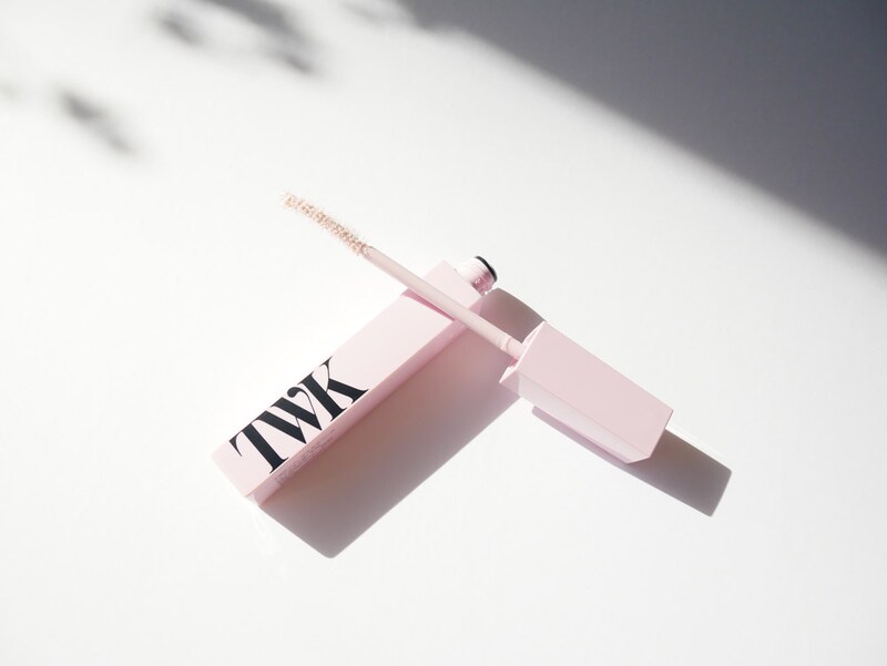 植物ワックスがまつ毛に長さとカールキープ力を与えるマスカラベース。脱毛予防の月桃葉エキスなどまつ毛を守る6種の植物由来成分も配合。『TWKシン マスカラベース』8.5g 5,830円(税込)