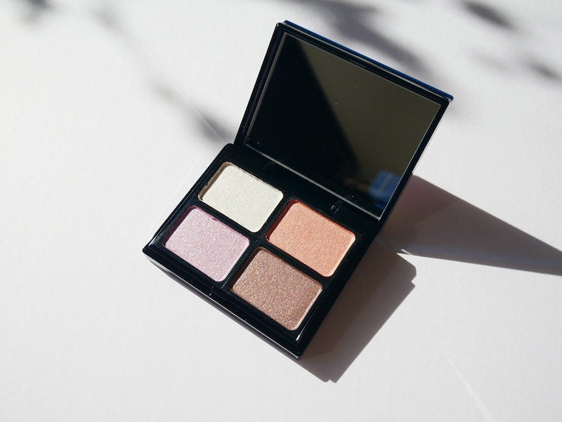 白はハイライトとして、また他の色はチークとしても使えるマルチな使い方ができるのも便利