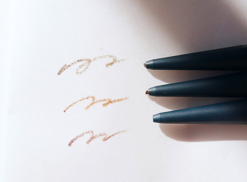 (上から)02欅(オリーブブラウン) 01 桂(ベージュブラウン)03椛 (レッドブラウン)天然由来成分96%。