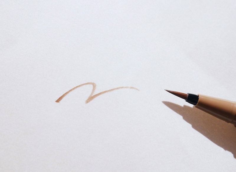 肌なじみよく、洒落た顔に仕立ててくれるカラーばかり。こちらは03霞(グレージュ)